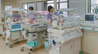 How Neonatal Nurses Communicate Effectively with Parents and Provide Support